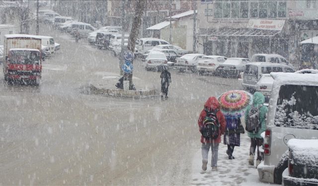 Adıyaman'da sağanak, Darende ve Çelikhan'da kar yağışı etkili oluyor