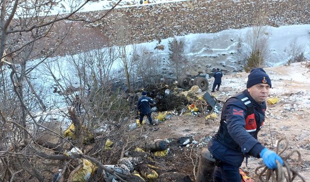 Uçuruma yuvarlanan kamyonun şoförü öldü; cenazeye sabah ulaşılabildi