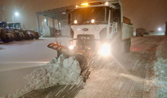 Van'da kar nedeniyle 131 yerleşim yeri ulaşıma kapandı