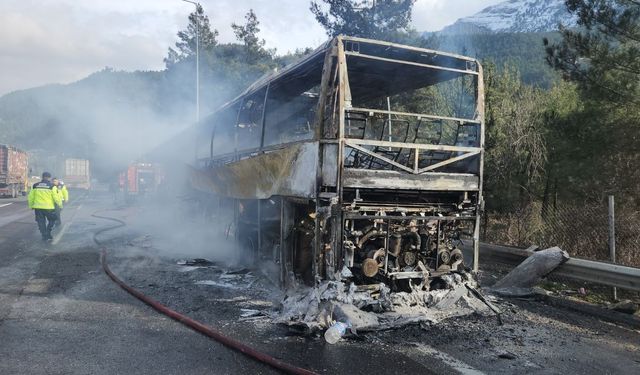 Adana'da seyir halindeki yolcu otobüsü yandı