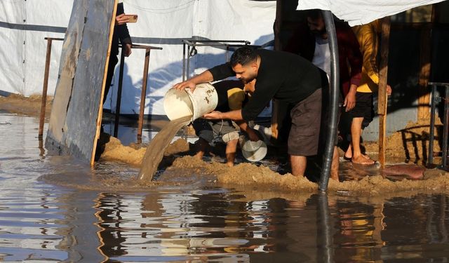 Gazze'de sivillerin kaldığı 1540'tan fazla çadır su altında kaldı