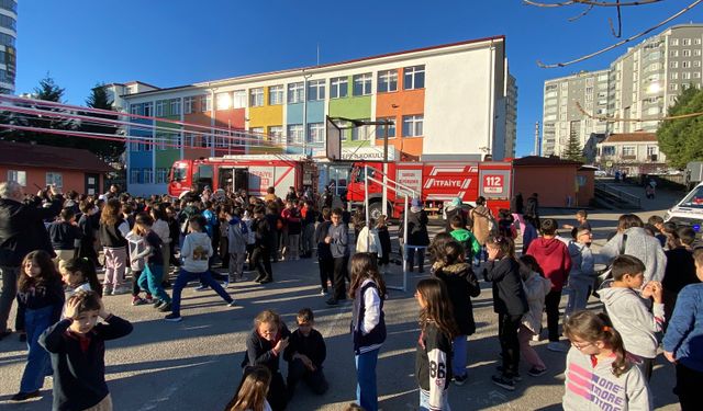 İlkokulda elektrik panosundan yangın çıktı, öğrenciler tahliye edildi