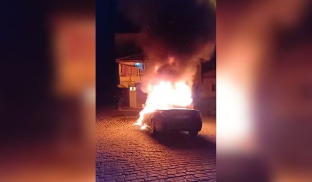 İstanbul - Beyoğlu’nda otomobildeki yangın park halindeki aracı da yaktı