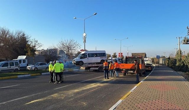 Mardin'de işçi servisi ve kamyonun çarpıştığı kazada 11 kişi yaralandı