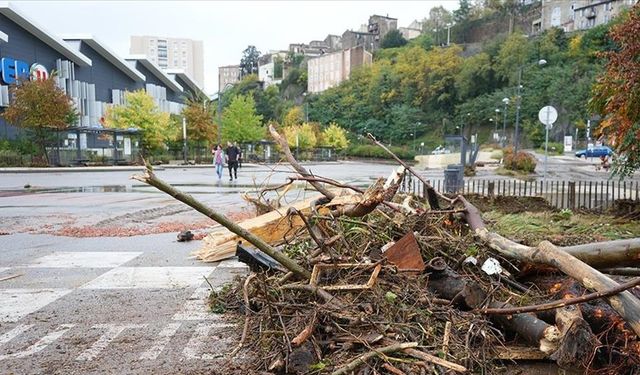 Fransa'da fırtına nedeniyle 19 vilayette turuncu alarm verildi