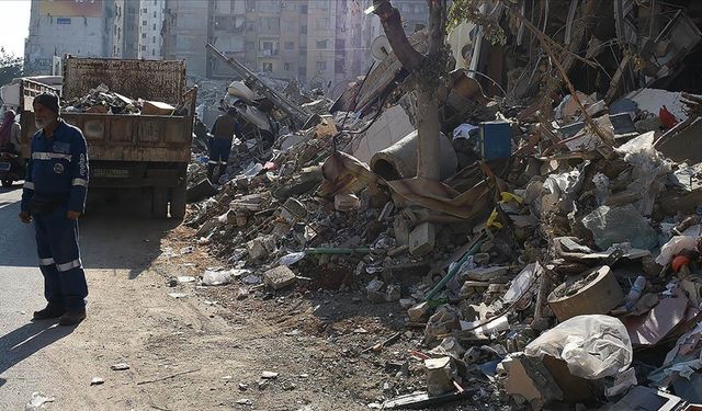 İşgalci İsrail ordusu, Lübnan'ın güneyinde bir beldenin Belediye Başkanı'nın evini hedef aldı