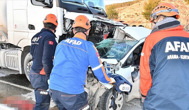 Adıyaman'da kaza, yakıt tankeri ile otomobil çarpıştı: 3 kişi öldü, 4 kişi yaralandı