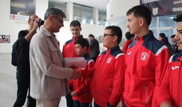 Milli atıcı Yusuf Dikeç, genç sporculara sponsorların hediyelerini dağıttı
