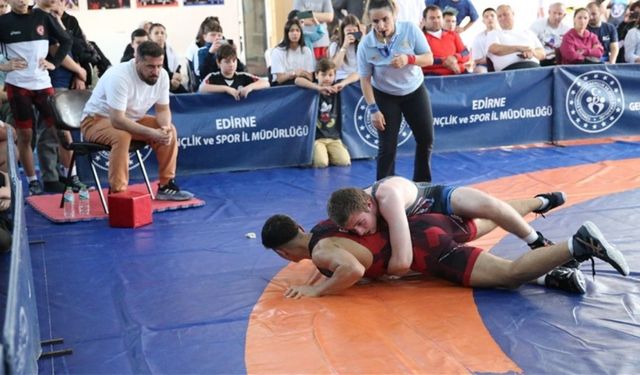 Türk ve ABD'li güreşçiler Edirne'deki dostluk turnuvasında karşılaştı