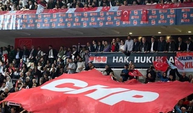 CHP'de Parti Meclisi toplantısı... Özgür Özel'i destekleyen 28 üye PM'den istifa etti