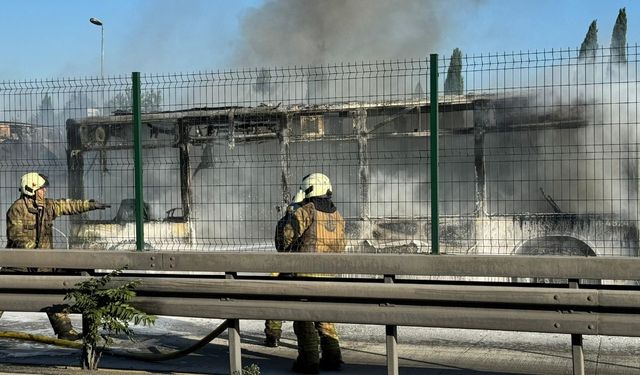 Bakırköy'de seyir halindeki metrobüste çıkan yangın söndürüldü