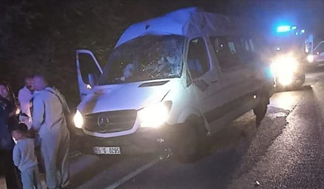 Tokat'ta düğüne gidenlerin bulunduğu minibüs istinat duvarına çarptı, 13 kişi yaralandı