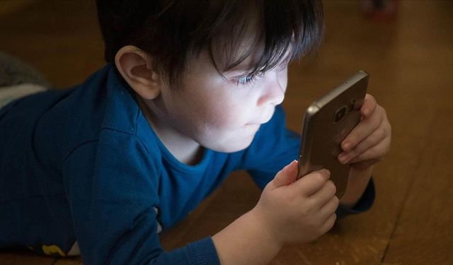 Ebeveynler dikkat: Erken yaşta telefon kullanımı çocukların gelişimini tehdit ediyor