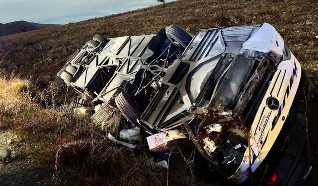 Afyonkarahisar'da yolcu otobüsü devrildi: Ölü ve yaralılar var