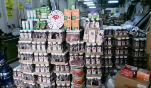 İzmir'de yaklaşık 30 ton tarihi geçmiş gıda ürünü ele geçirildi