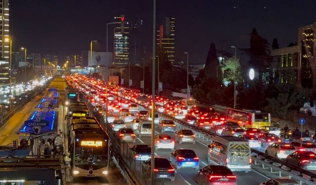 İstanbul'da akşam saatlerinde trafik yoğunluğu yüzde 83'e ulaştı