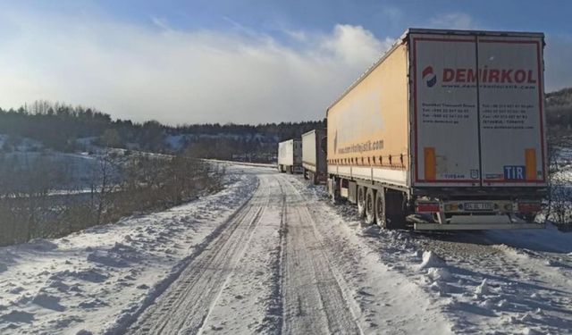 Kar yağışı 2550 metre rakımlı Ilgar geçidini kapattı