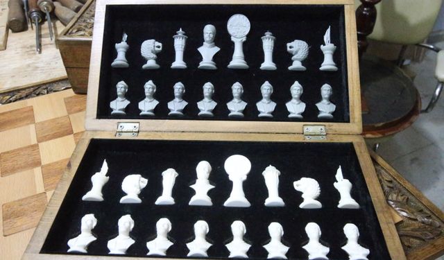 Depremde zarar gören okul sıraları satranç takımına dönüştürüldü