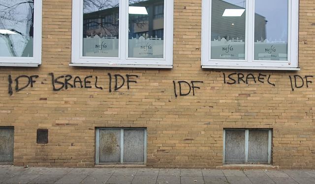 Almanya’da iki Türk camisine düzenlenen saldırıda duvarlara "İsrail" ve "IDF" yazıldı