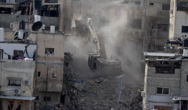 İşgalci İsrail, Batı Şeria’da Filistinlilere ait iki evi yıktı