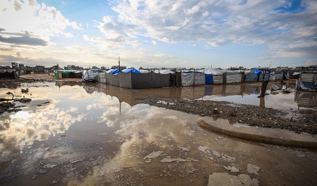 Gazze'de yüzlerce çadır yoğun yağış nedeniyle su altında kaldı