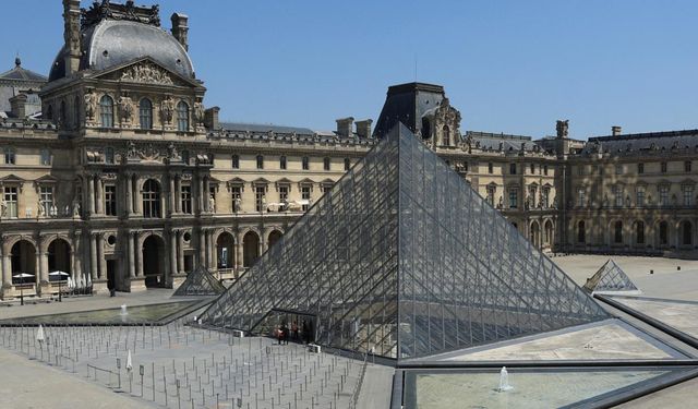 Louvre Müzesi’nde su sızıntısı: Yüzlerce eserde hasar oluştu