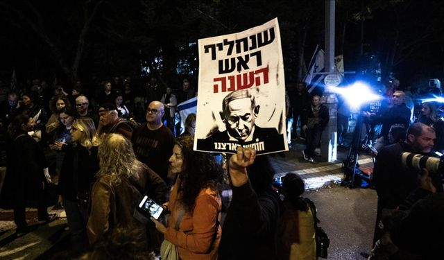Siyonist Netanyahu'nun yolsuzluk davalarından af talebi Tel Aviv'de protesto edildi