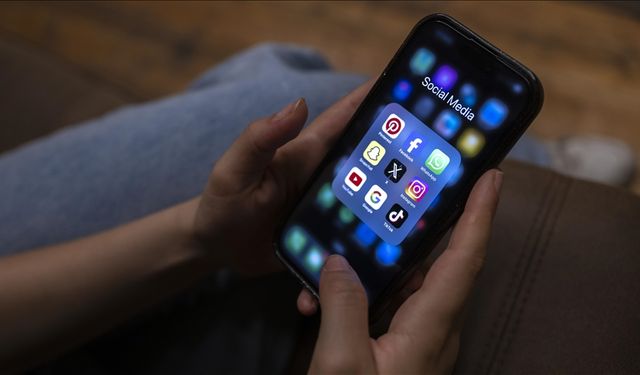 Çocuklarının görsellerini sosyal medyada paylaşan ebeveynlere "dijital zorbalık" uyarısı