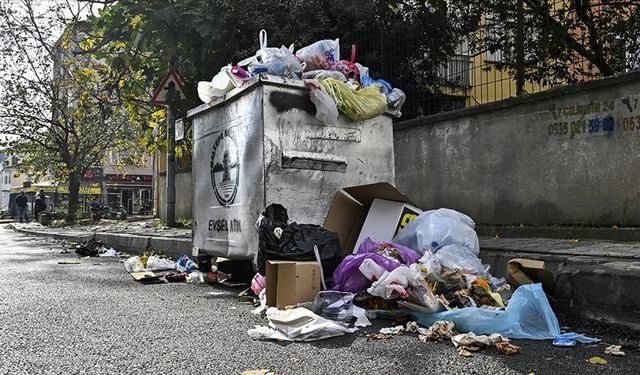 Maltepe Belediyesi'nde iş bırakma nedeniyle ilçede çöpler birikti