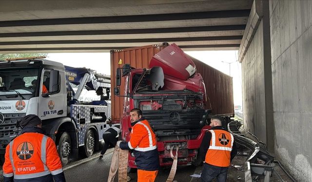 Anadolu Otoyolu'nda kaza yapan tırın altında kalan sürücü hayatını kaybetti