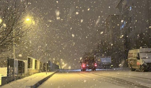 Van’da yoğun kar yağışı uçak seferlerinin rötar yapmasına sebep oldu