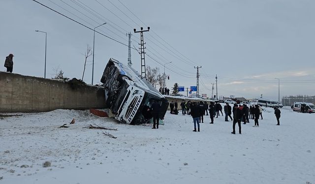 Ağrı'da otobüs devrildi: 16 yaralı