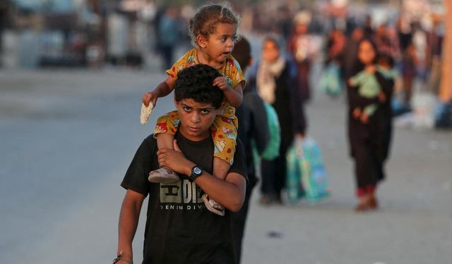 İsra*l’in sınırlı geçiş izni verdiği Refah'tan 4. günde sadece 21 kişi Gazze'ye döndü