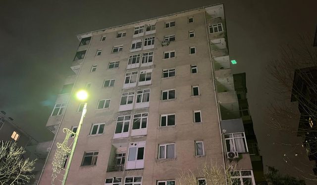 Küçükçekmece'de riskli yapı olduğu belirlenen 10 katlı bina tahliye edildi