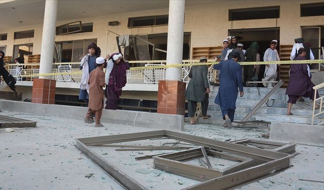 Pakistan'da cuma namazı sırasında camide meydana gelen patlamada en az 15 kişi hayatını kaybetti