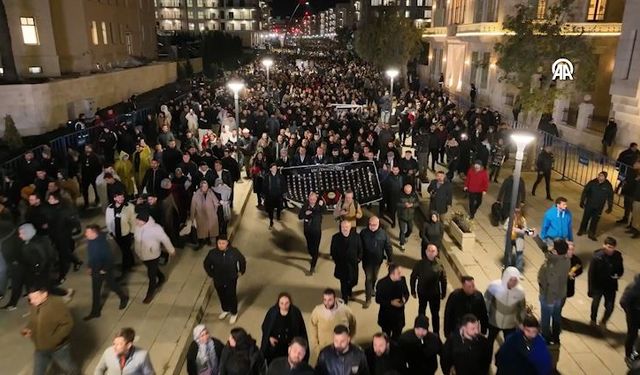 Depremlerde yaşamını yitirenler "sessiz yürüyüş"le anıldı