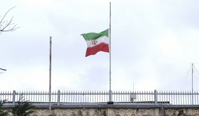 İran'ın İstanbul Başkonsolosluğu'nda bayraklar yarıya indirildi