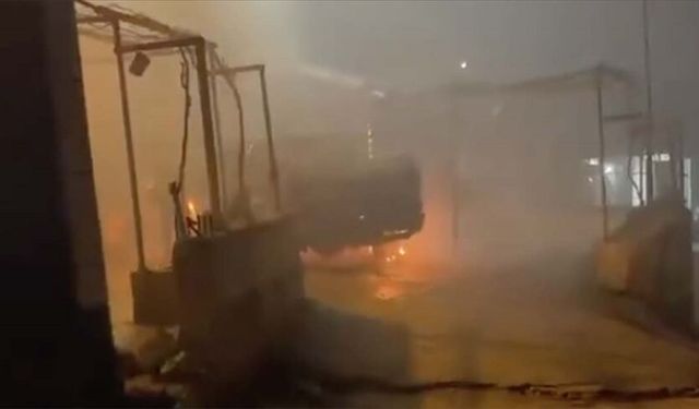 Batı Şeria’daki Filistin topraklarını gasbeden İsrailliler Filistinlilere saldırdı, araçları kundakladı