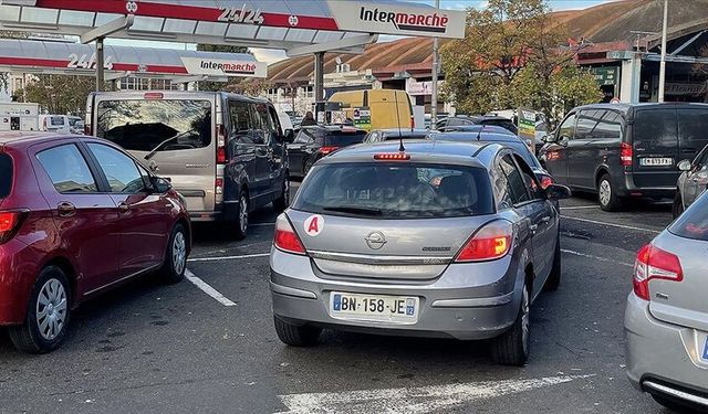 Fransa'da sürücüler yüzlerce istasyonda akaryakıt sıkıntısı yaşandığını bildiriyor