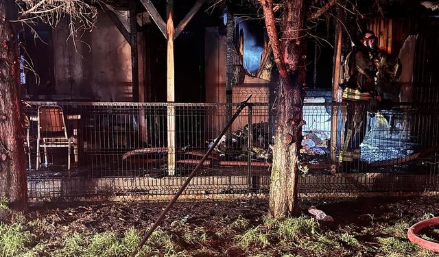 Düzce'de çıkan yangında ahşap ev küle döndü