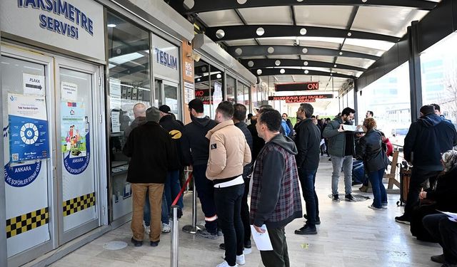 Plaka basım atölyeleri önünde kuyruk oluştu