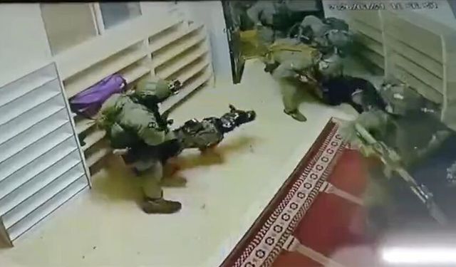 El-Halil’de insanlık dışı görüntü: İsra*l askerleri camiye baskın yaptı, savunmasız Filistinliye köpekle saldırdı