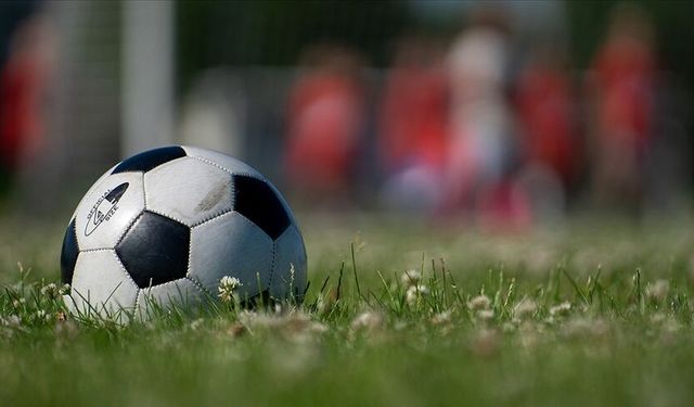 Futbolda yeni düzenleme: Ayrımcı davranışları gizlemek için ağzını kapatan futbolcular kırmızı kart görecek