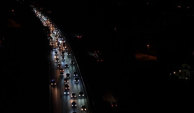 Tatilcilerin dönüşe geçmesiyle Anadolu Otoyolu'nun Sakarya kesiminde akıcı yoğunluk yaşanıyor