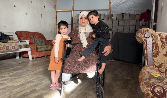 Tekerlekli sandalyeye mahkum Filistinli nine, yetim kalan torunlarına bakmaya çalışıyor