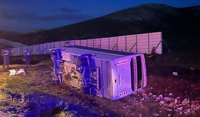 Sivas'ta taraftarları taşıyan yolcu midibüsünün devrilmesi sonucu 18 kişi yaralandı