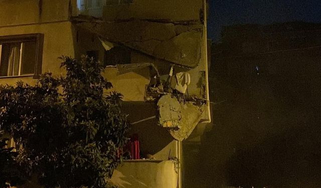 İstanbul'da 5 katlı binanın balkonunda çökme