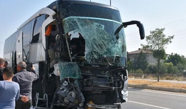 Afyonkarahisar'da yolcu otobüsü kamyonete çarptı, 1 kişi öldü, 15 kişi yaralandı