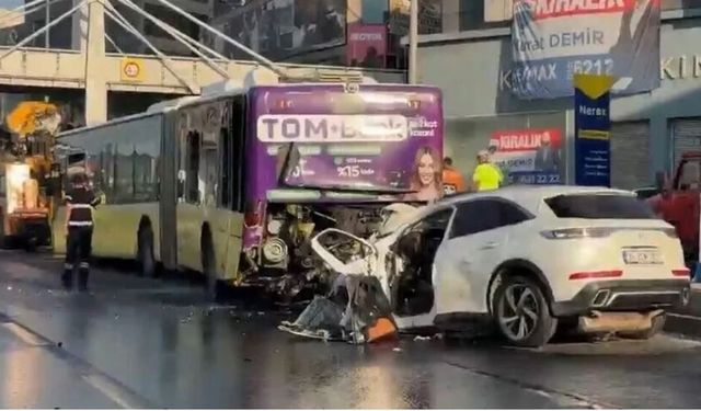 Küçükçekmece'de İETT otobüsüne çarpan otomobildeki 3 kişi hayatını kaybetti