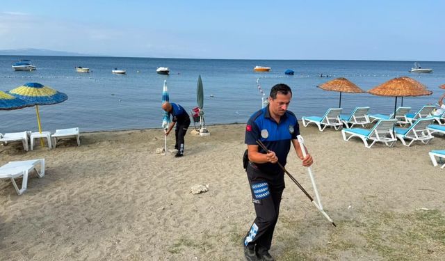 Sabitlenen şezlong ve şemsiyeler sahilden toplandı